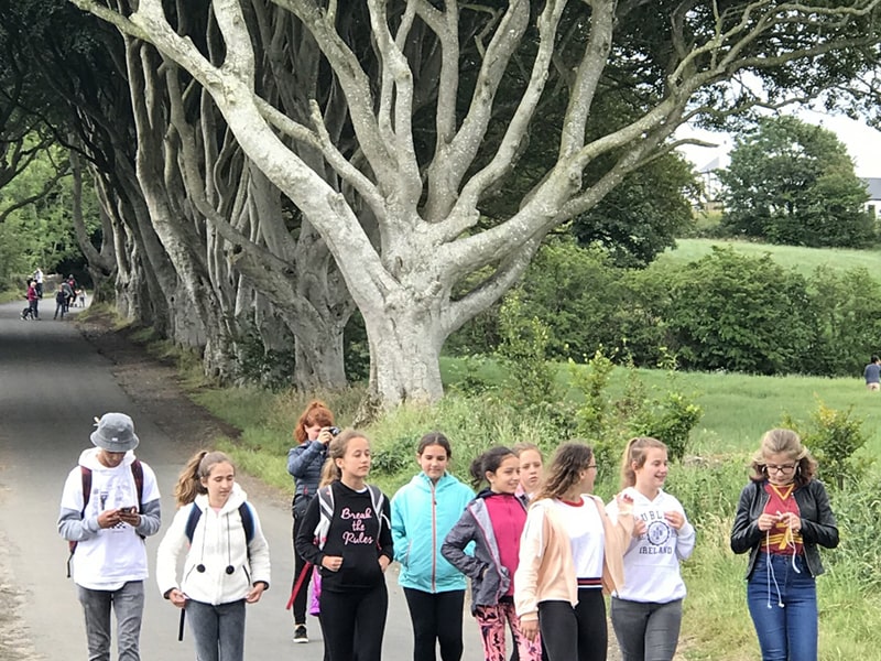 Groupe de jeunes ados en colonie de vacances en Irlande 