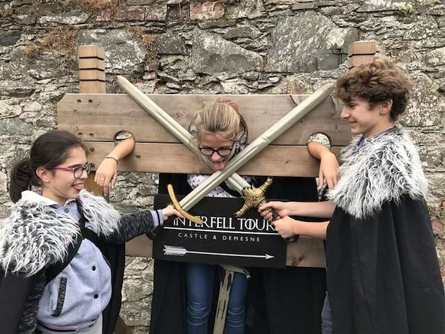 Vue sur des jeunes qui s'amusent dans un lieu culte du tournage de Game of Thrones