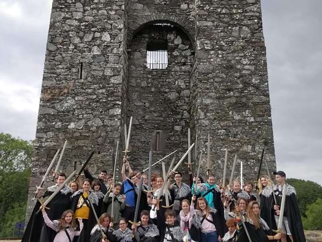 Jeunes ados en colo qui suivent les traces du tournage de Game of Thrones au printemps