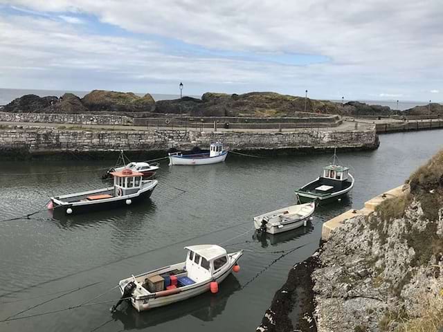 Vue sur les bateaux à Belfast lors d'une colonie de vacances Game of Thrones en Irlande