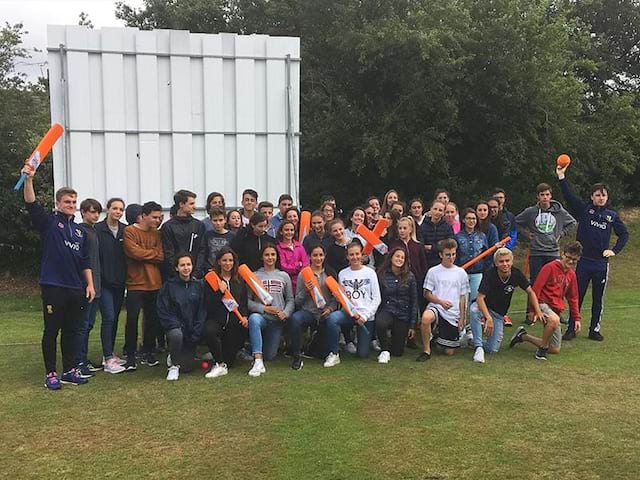 Groupe de jeunes de 12 à 18 ans partis en colonie de vacances en Angleterre cet été