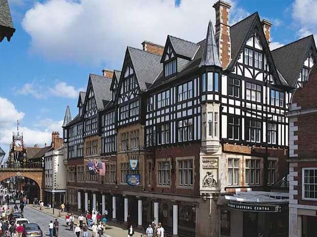 Bâtiment à colombage dans le centre-ville de Chester en Angleterre, lors d'une colonie de vacances