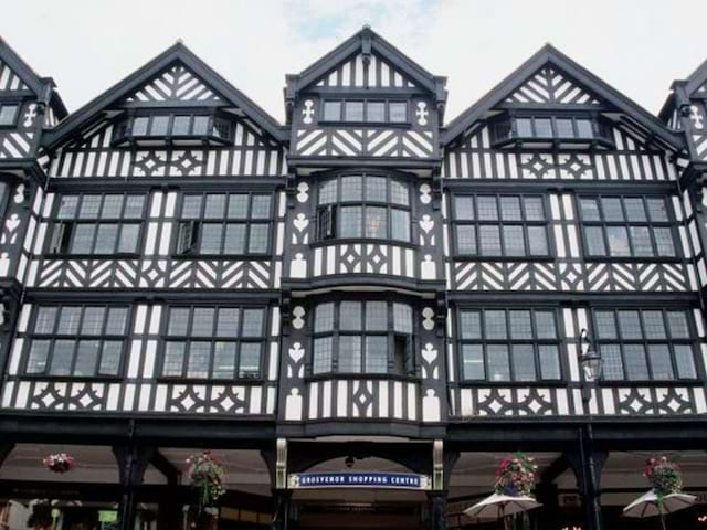 Bâtiment à colombage dans le centre-ville de Chester en Angleterre, lors d'une colonie de vacances