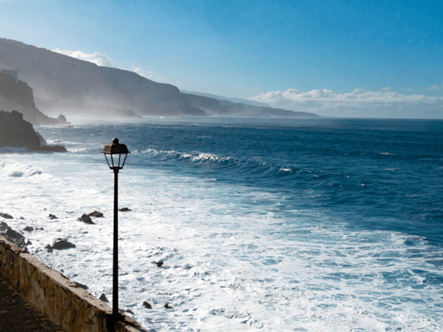 Vue mer depuis Tenerife où les ados ont pu observer de belles falaises volcaniques