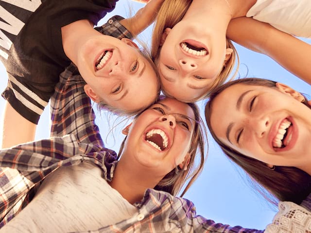 Groupe d'adolescentes heureuses de voyager en colo aux Iles Canaries cet hiver