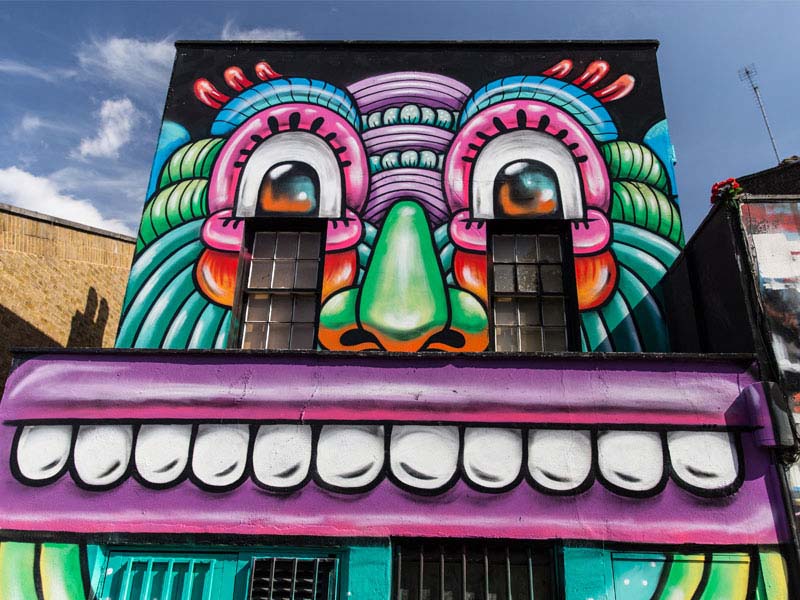 Graffiti vu à Londres dans une rue colorée 