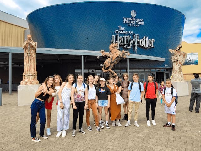 Si option prise, les jeunes ados visitent les studios Warner Bros de Londres