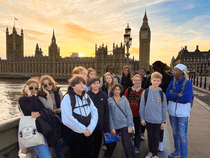 Groupe de jeunes ados en colo de vacances à Londres en Angleterre cet hiver