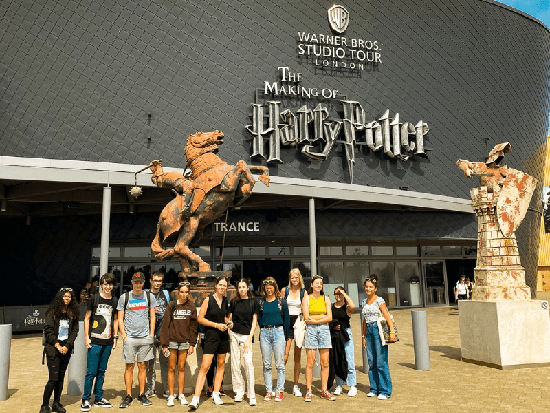 Les jeunes visitent les Studios Harry Potter durant leur colonie de vacances à Londres ce printemps