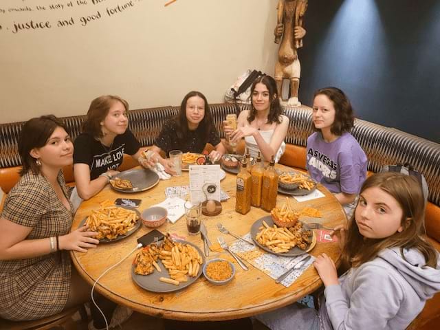 Temps libre et temps de repas pour les ados en colonie de vacances à Londres ce printemps