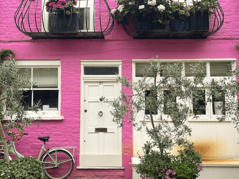 Mur coloré dans une rue Londonienne observé en colonie de vacances ce printemps