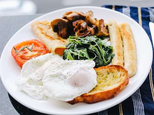 Petit déjeuner typique anglais que les jeunes ont pu goûter en colonie de vacances ce printemps s