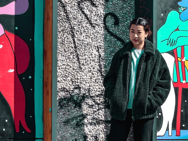 Jeune fille et graffiti coloré dans les rues de Shoreditch en colonie de vacances