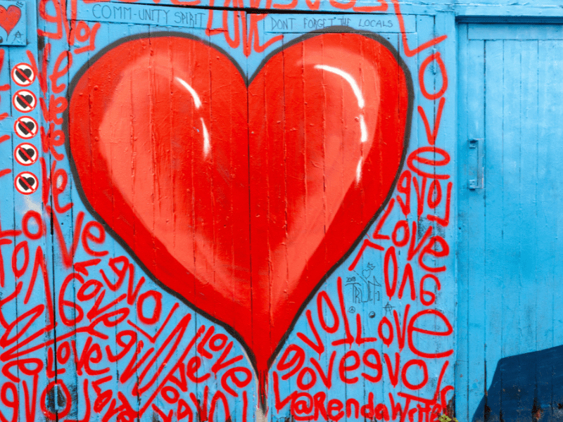 Graffiti coloré dans les rues de Shoreditch en colonie de vacances
