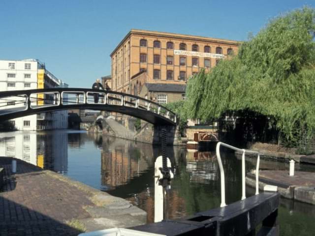 Quartier de Camden observé par les jeunes en colonie de vacances à Londres