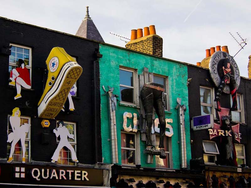 Rue colorée du quartier londonien de Camden où les jeunes ont été en colonie de vacances