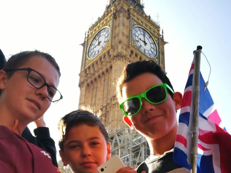 Trois jeunes garçons qui se prennent en photo devant Big Ben lors d'une colonie de vacances Magic Express