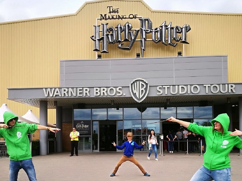 Animateurs et jeunes devant le Warner Bros Studio pour avoir des anecdotes sur le tournage d'Harry Potter