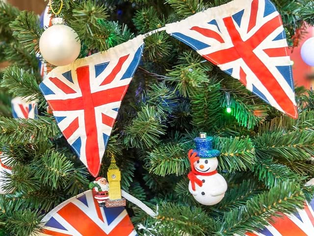 Vue sur un arbre de noel anglais en colonie de vacances à Londres