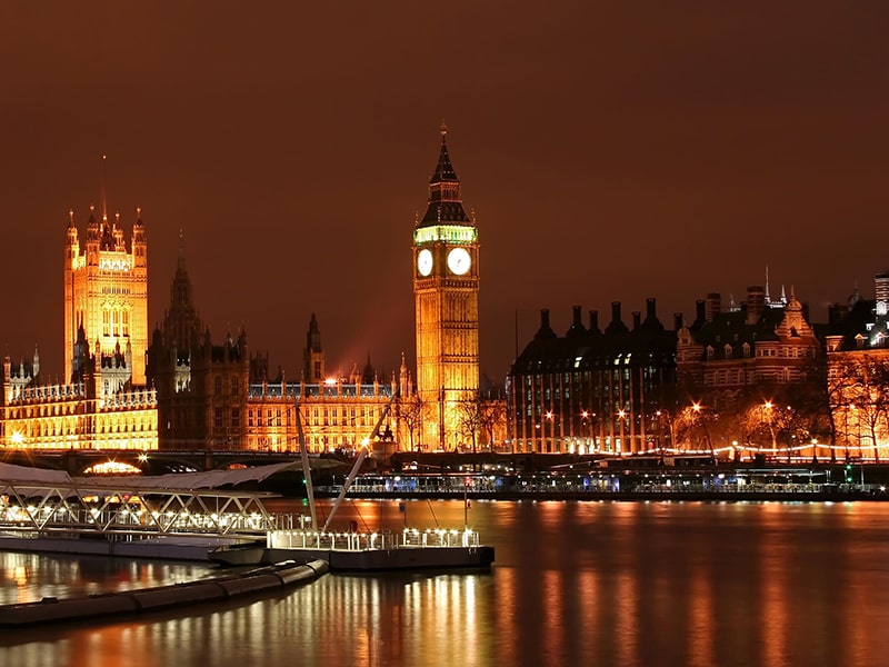 Vue de nuit sur Londres avec de belles lumières, prise en colonie de vacances Magic Express