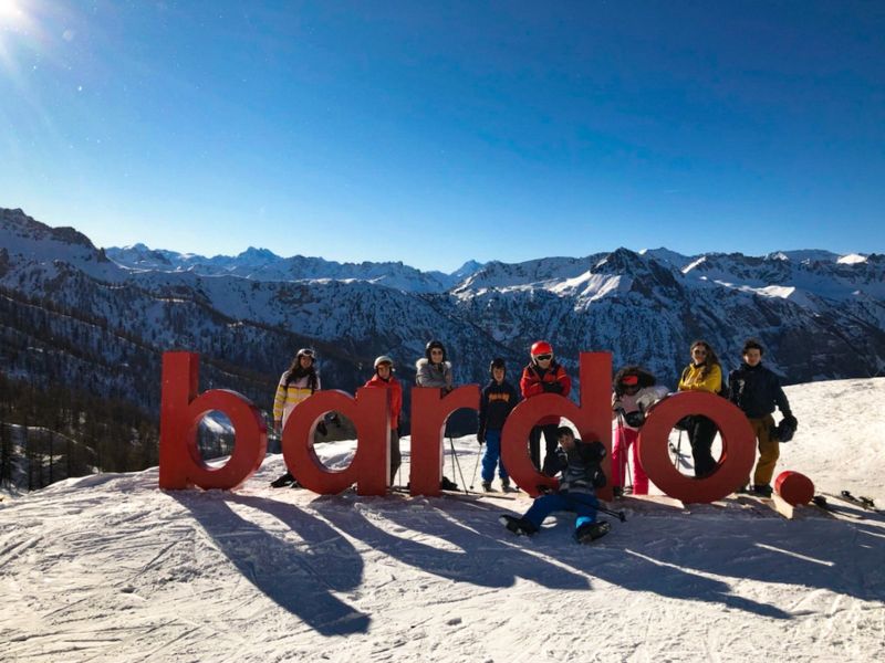 Groupe d'ados qui profite sur les pistes de ski de Bardonecchia en Italie en février