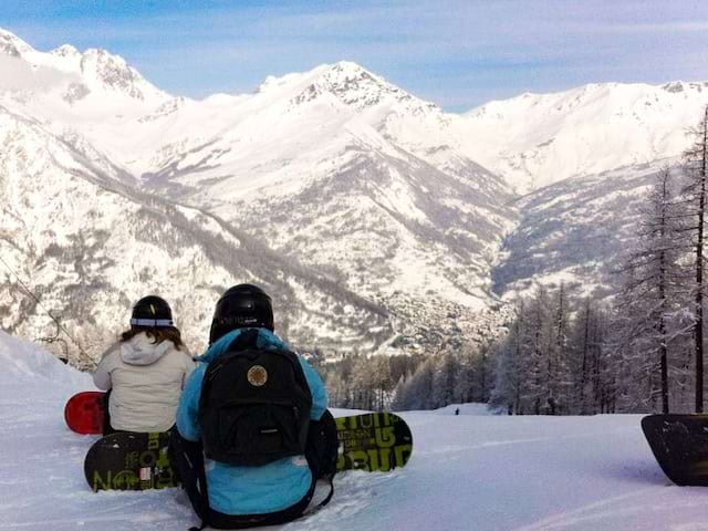 Deux ados qui font du snow en colonie de vacances cet hiver