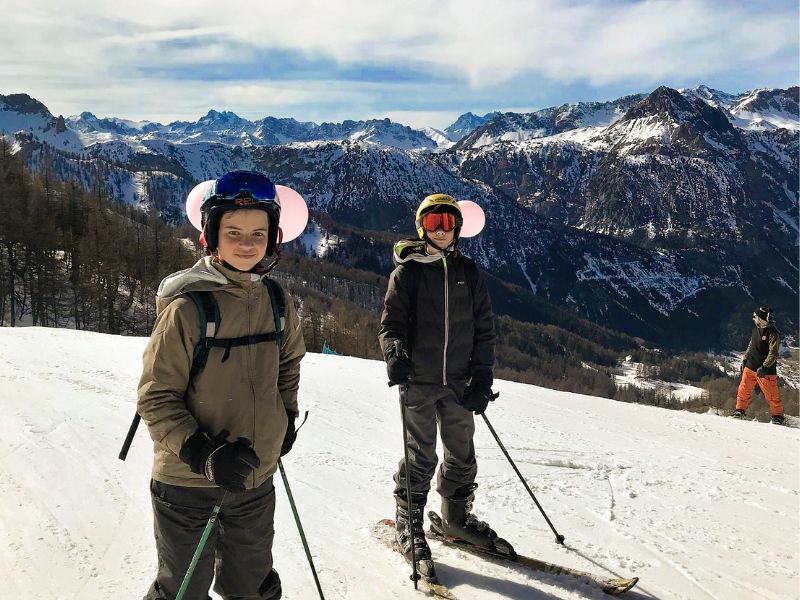 Deux jeunes en colo de vacances à Bardonecchia qui skient et profitent de leurs vacances