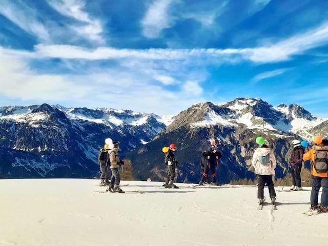 Pré ados et ados en colo de vacances à Colonie de vacances Ski et Snow cet hiver pour Ados en Italie à Bardonecchia cet hiver qui skient et font du snowboard