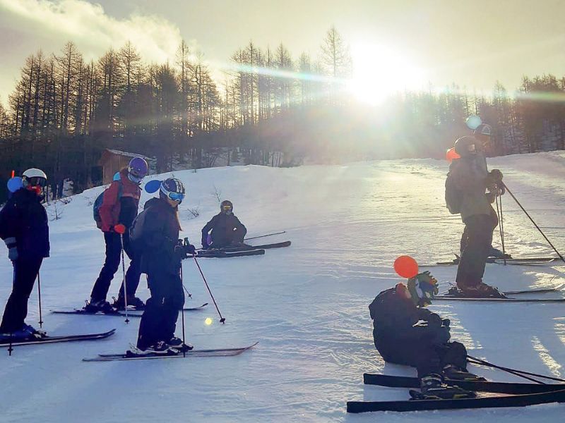 Groupe de pré ados qui s'amusent en colo de vacances Ski et Surf en Italie à Colonie de vacances Ski et Snow cet hiver pour Ados en Italie à Bardonecchia 