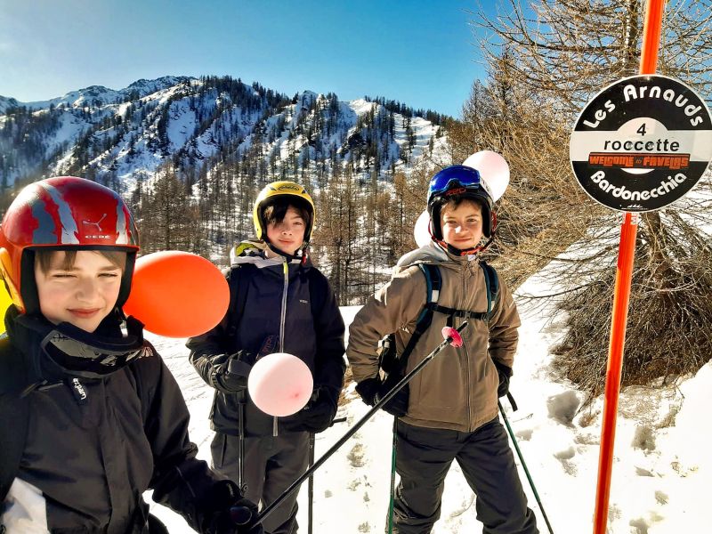 Jeunes en colo de vacances en février qui skient cet hiver à Bardonecchia 