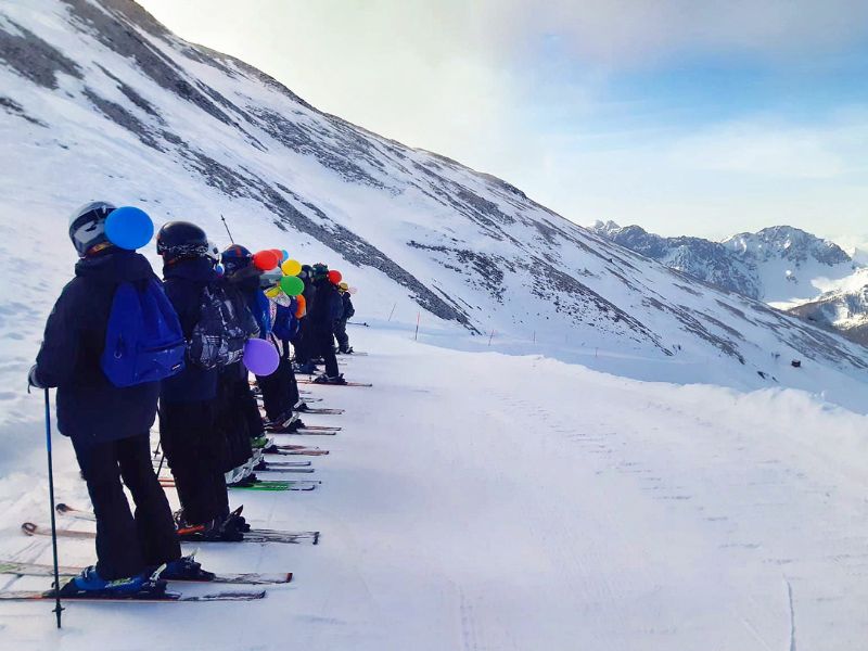 Groupe de jeunes skieurs en colo de vacances à Colonie de vacances Ski et Snow cet hiver pour Ados en Italie à Bardonecchia 