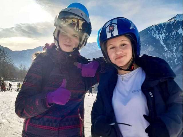 Deux amies qui sont en colo de vacances à Bardonecchia durant leurs vacances de février