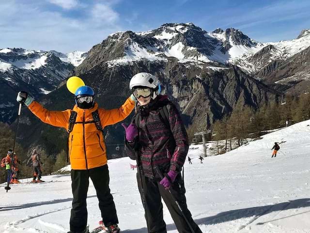 Ados en colo de vacances cet hiver à la montagne 