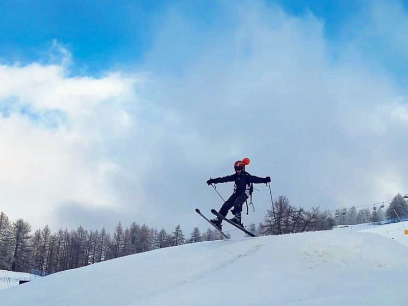 Ado qui saute des bosses en ski en colo de vacances cet hiver à Colonie de vacances Ski et Snow cet hiver pour Ados en Italie à Bardonecchia 