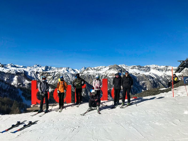 Jeunes ados en colonie de vacances cet hiver à Colonie de vacances Ski et Snow cet hiver pour Ados en Italie à Bardonecchia qui profitent de leurs vacances de février