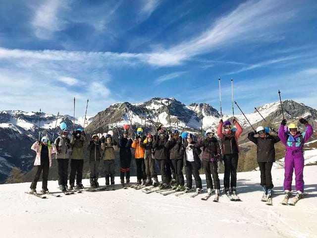 Groupe de jeunes en colo de vacances cet hiver pour les 12-17 ans