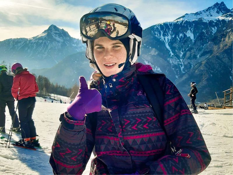 Jeune fille en colo de vacances cet hiver à Colonie de vacances Ski et Snow cet hiver pour Ados en Italie à Bardonecchia 