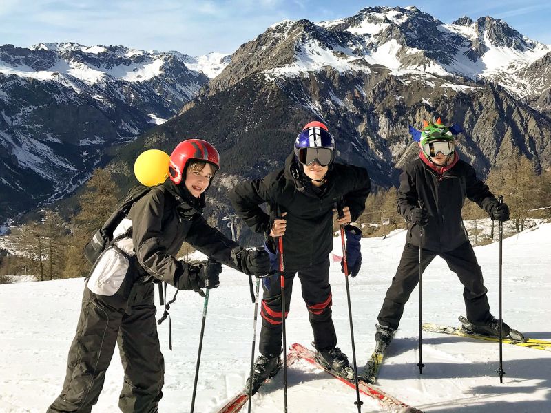 Groupe de trois ados qui s'amusent en colo de vacances Ski et Snow cet hiver