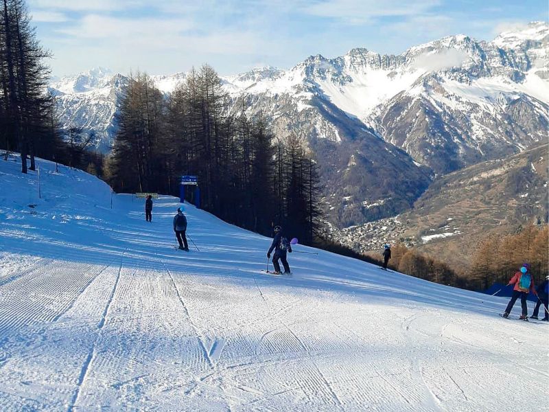 Pré ados et ados en Italie qui skient et font du snow dans la station de Colonie de vacances Ski et Snow cet hiver pour Ados en Italie à Bardonecchia 