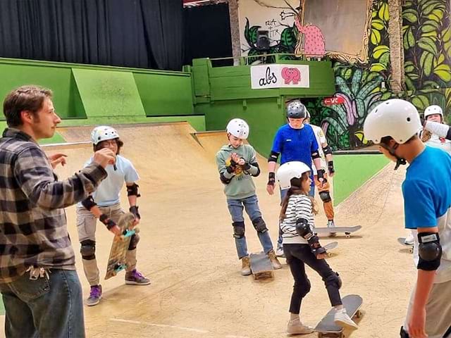 cours de skate en skatepark intérieur colonie de vacances printemps