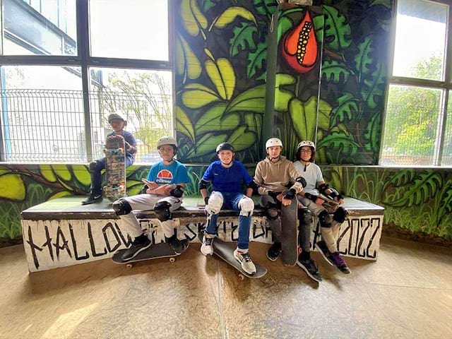 Groupe d'ados avec leur skateboard