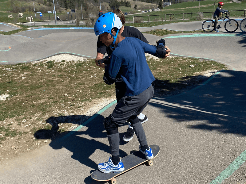 Enfant qui skate durant sa colo ce printemps