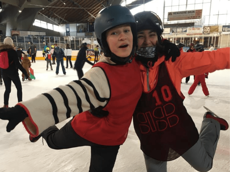 Deux jeunes filles qui font de la patinoire en colonie de vacances cet hiver