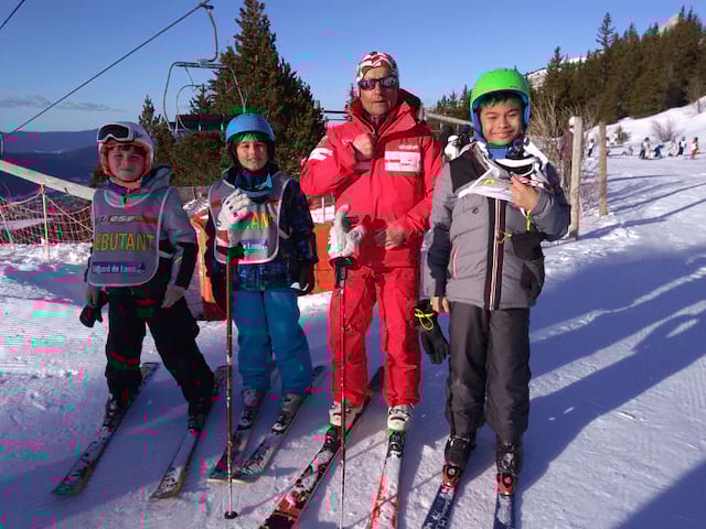 Groupe de jeunes qui apprennent le ski en colonie de vacances cet hiver