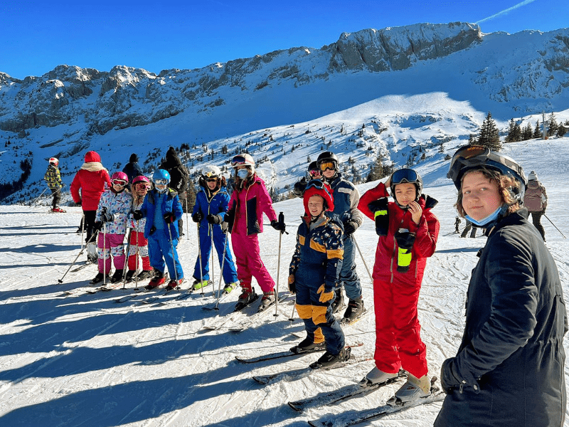 Groupe de jeunes qui apprend le ski avec des moniteurs ESF