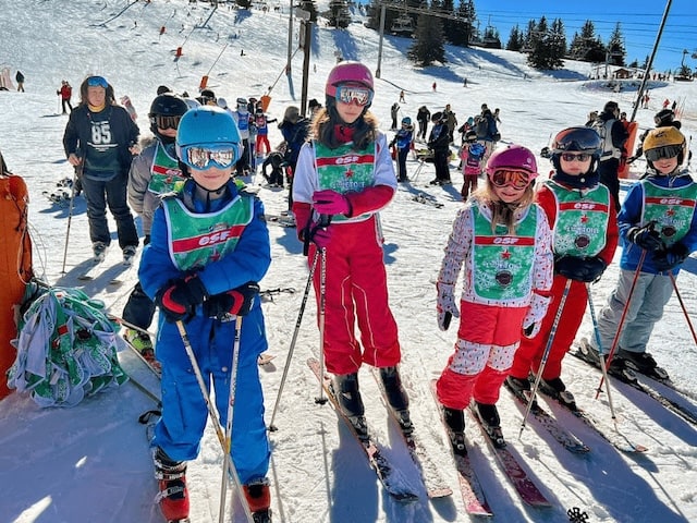 Jeunes skieurs débutants qui s'entrainent à skier durant leur colonie de vacances