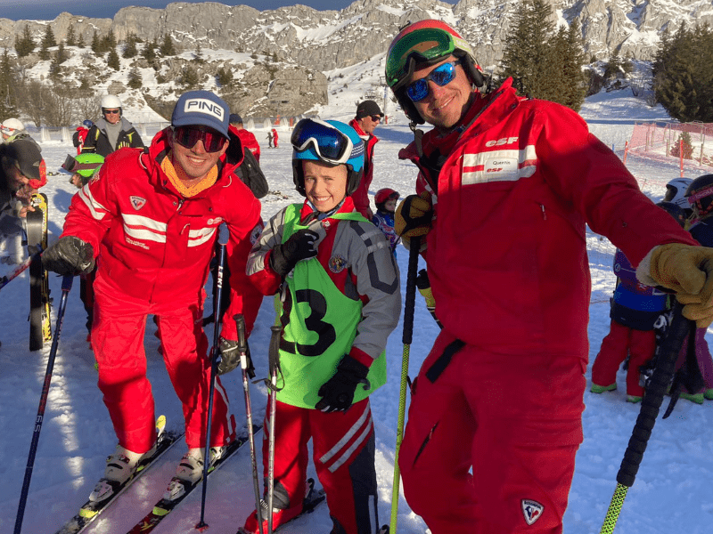 Skieurs débutants en colonie de vacances qui apprennent le ski avec des moniteurs ESF