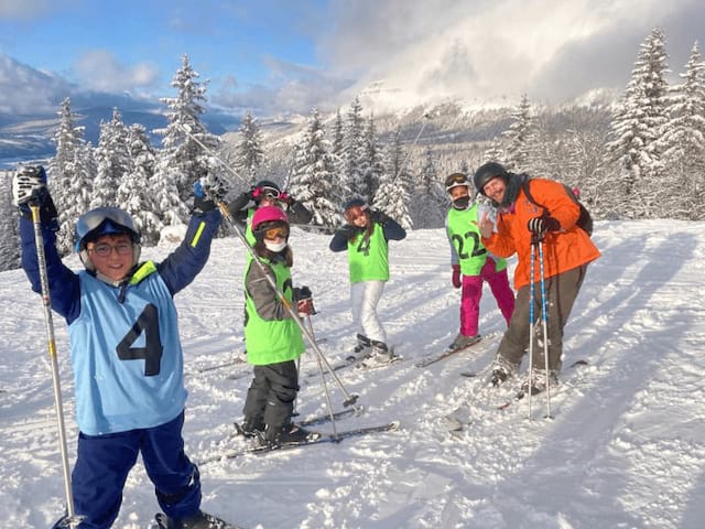 Enfants qui pratiquent le ski en colonie de vacances cet hiver