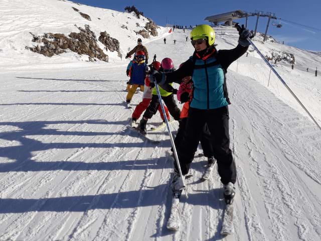 Jeunes enfants sur les pistes en colo cet hiver