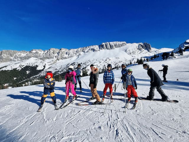 Jeunes en colo de vacances cet hiver sur les pistes